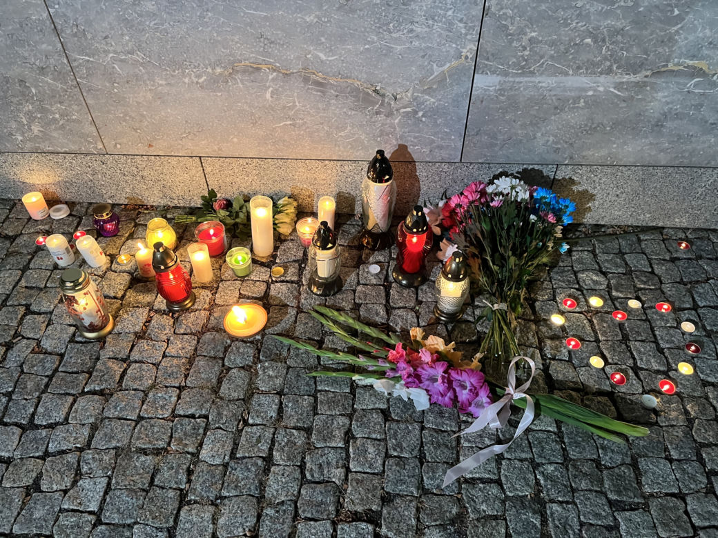 Mieszkańcy Warszawy przed ambasadą Wielkiej Brytanii w Warszawie (08.09.2022 r.)