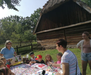 Warsztaty ludowej wycinanki w radomskim skansenie