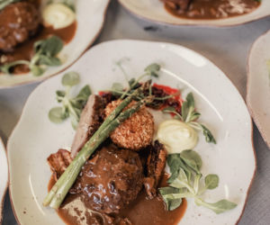 Polska rodzina serwowała obiad królowi Szwecji na polskiej zastawie i ręcznie wyszytych obrusach z Polski!