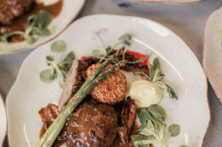 Polska rodzina serwowała obiad królowi Szwecji na polskiej zastawie i ręcznie wyszytych obrusach z Polski!