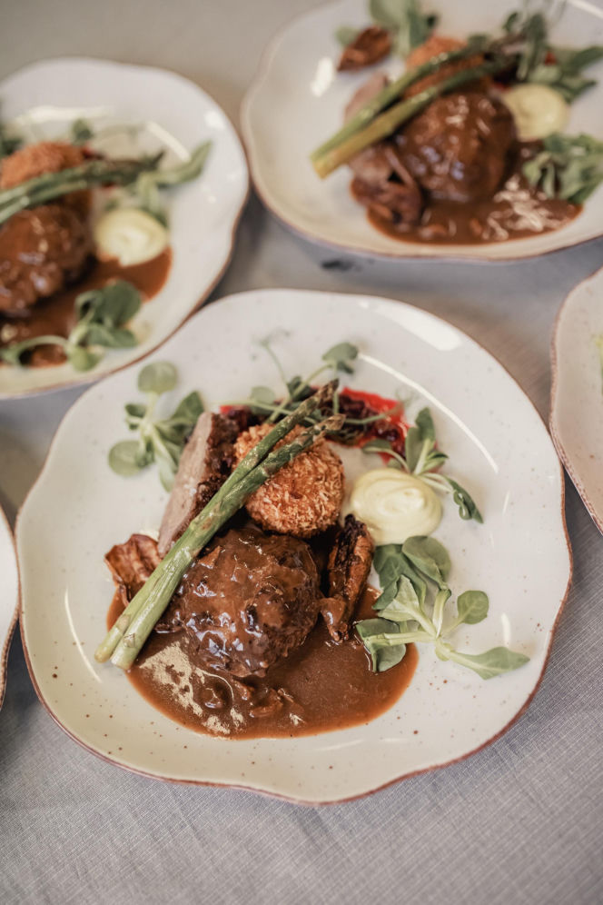 Polska rodzina serwowała obiad królowi Szwecji na polskiej zastawie i ręcznie wyszytych obrusach z Polski!
