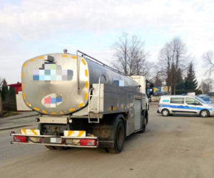 Z ciężarówki lało się mleko! Policjanci namierzyli kierowcę po białych śladach