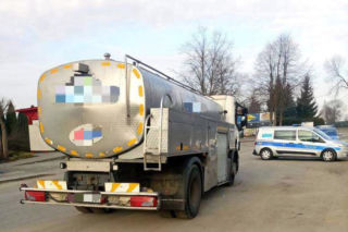 Z ciężarówki lało się mleko! Policjanci namierzyli kierowcę po białych śladach