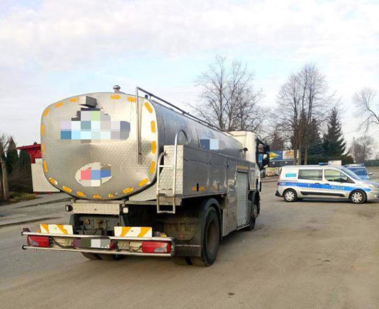 Z ciężarówki lało się mleko! Policjanci namierzyli kierowcę po białych śladach
