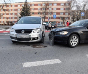 Zderzenie dwóch pojazdów na skrzyżowaniu Krakowskiej i Kochanowskiego w Tarnowie