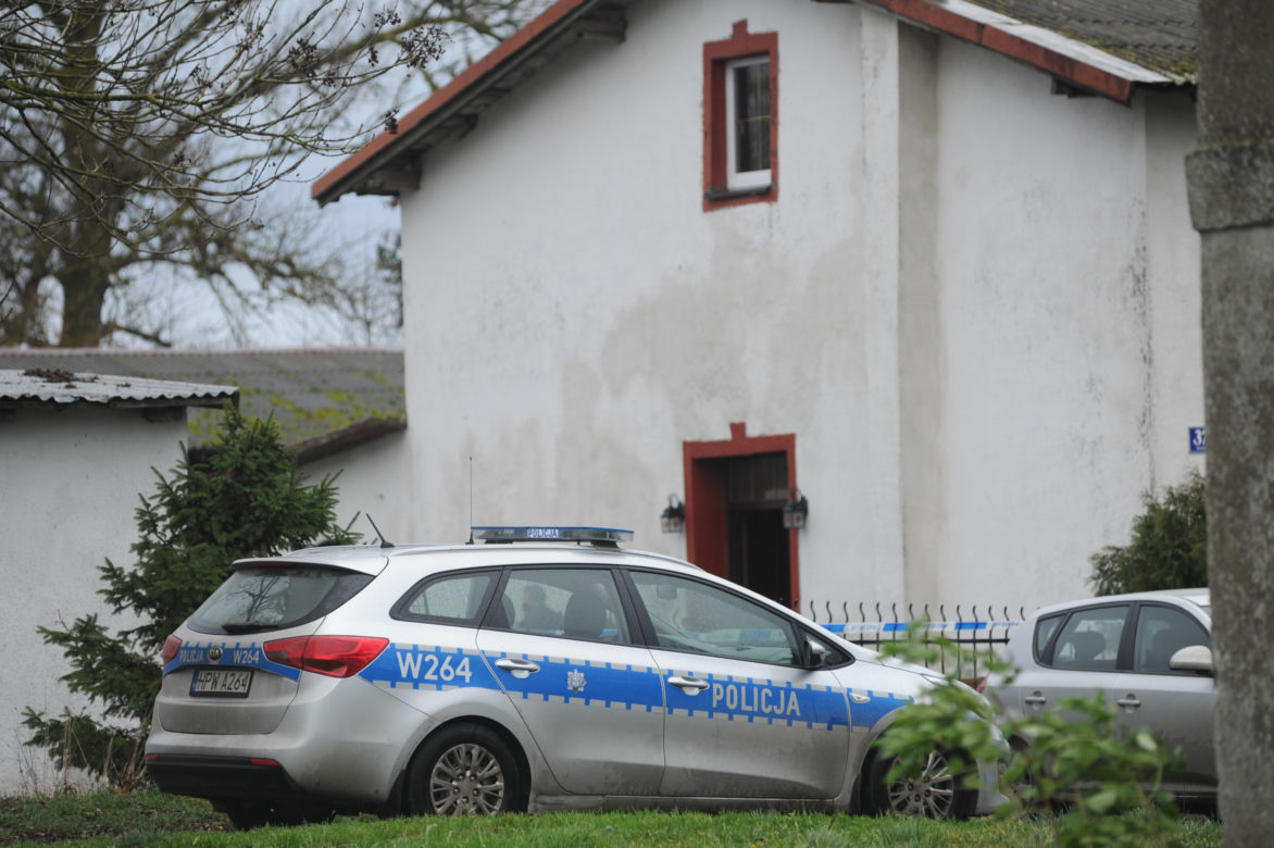 Rzucił się na policjantów z nożami, zastrzelili go