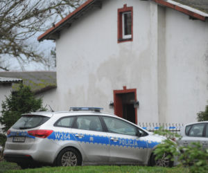 Rzucił się na policjantów z nożami, zastrzelili go