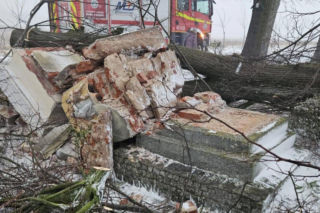 Atak zimy na Warmii. Wichura zniszczyła zabytkową kapliczkę przy sanktuarium 