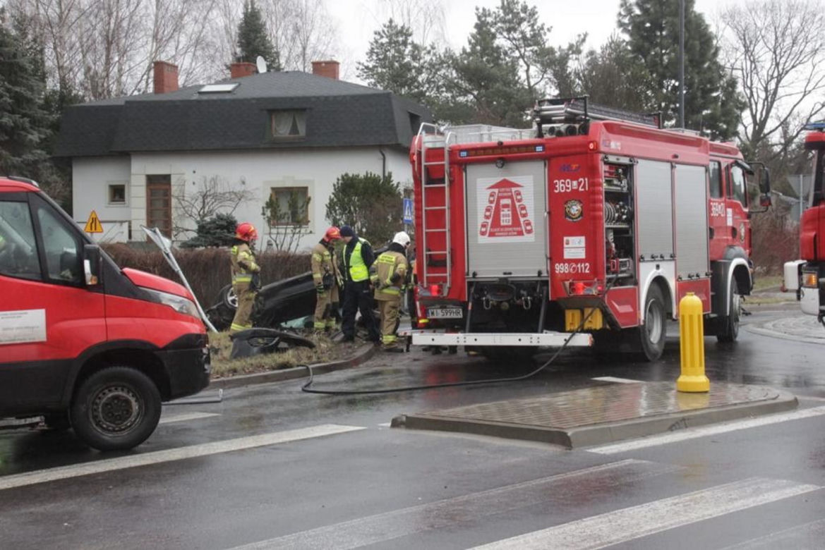 Wypadek w Wawrze. Roztrzaskali się osobówką. To cud, że nic im się nie stało!