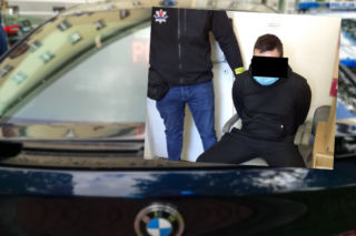 Elizówka. Policjant potrącony na stacji paliw! Padły strzały. Pościg za bandytą