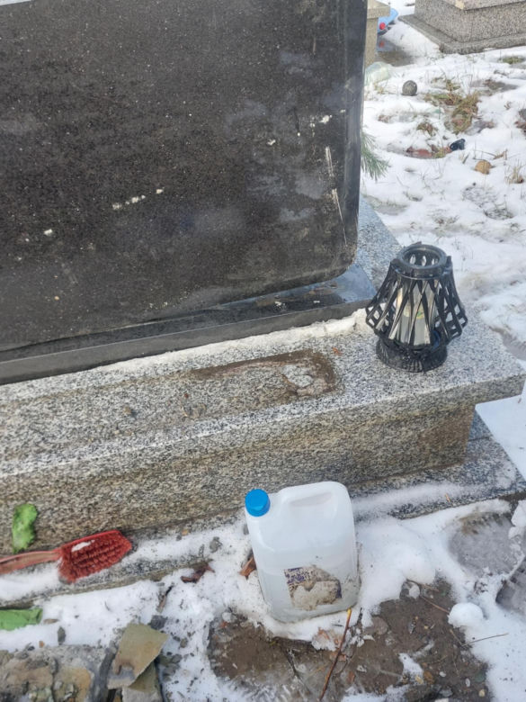 Zniszczone ogrodzenie cmentarza w Tarnowskich Górach