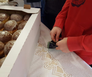 Małe, sprężyste, nadziewane i lukrowane. Trwa charytatywna akcja Pączki do rączki