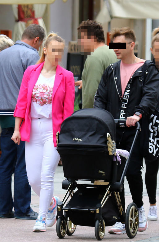 Z Eweliną przed zrobieniem samego dziecka znałem się 1,5 miesiąca Córkę swoją kocham oczywiście… Chciałbym ją zabrać z tej fermy kaczek i kurcząt, bo tam strasznie śmierdzi