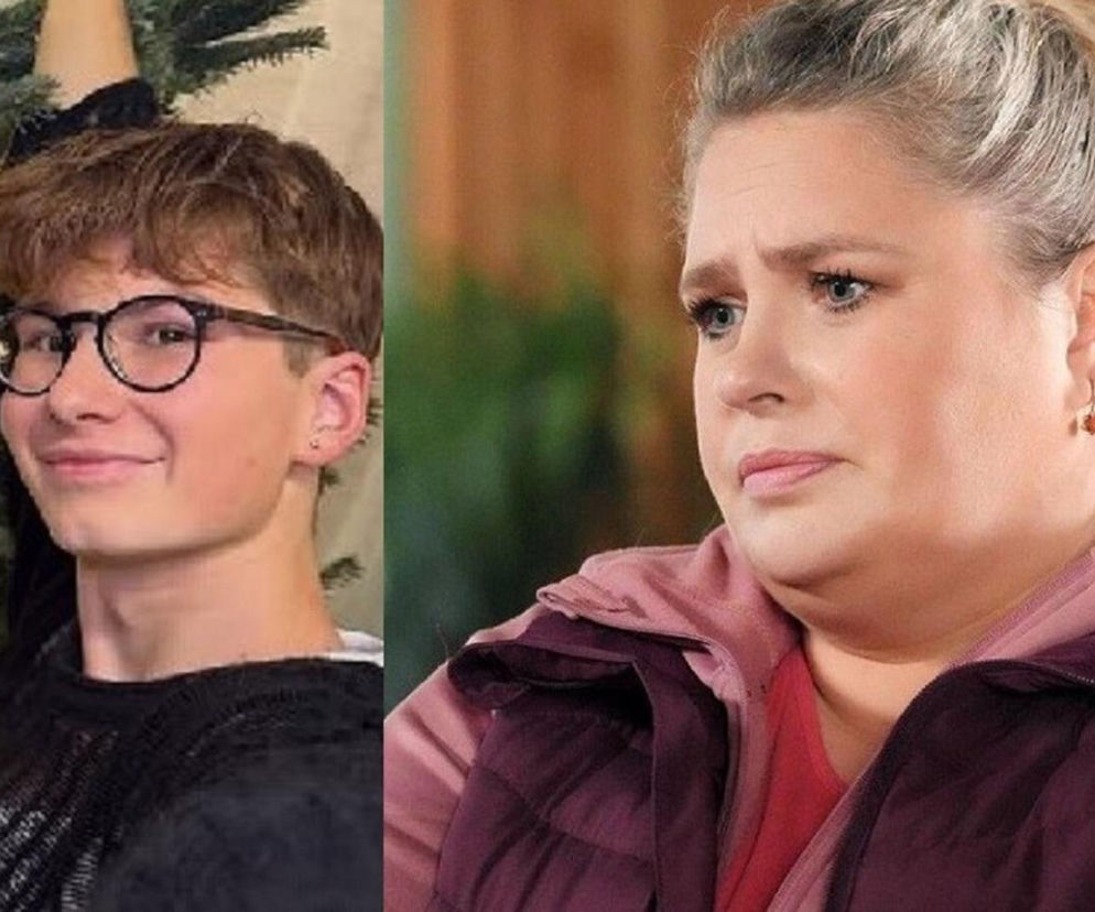 Zasmucona Aldona (Elżbieta Romanowska) i uśmiechnięty Aleks (Hubert Wiatrowski), jej syn, obok choinki. Zdjęcie ilustruje rozczarowanie Aldony wiadomością o tym, że Aleks nie wróci do domu w odcinku „Barw szczęścia”, o czym można przeczytać na Super Seriale.