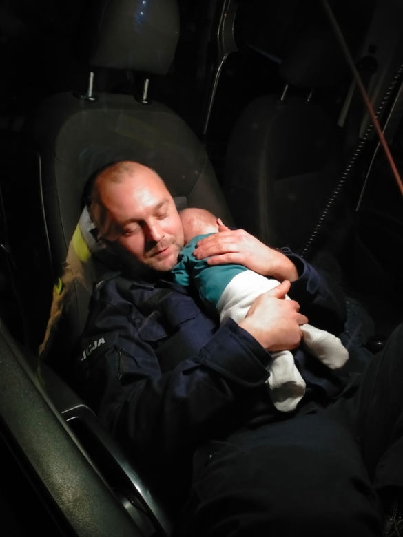 Wiktorek był siny i już nie oddychał! Uratowali go policjanci z Jastrowia [ZDJĘCIA]