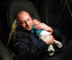 Wiktorek był siny i już nie oddychał! Uratowali go policjanci z Jastrowia [ZDJĘCIA]