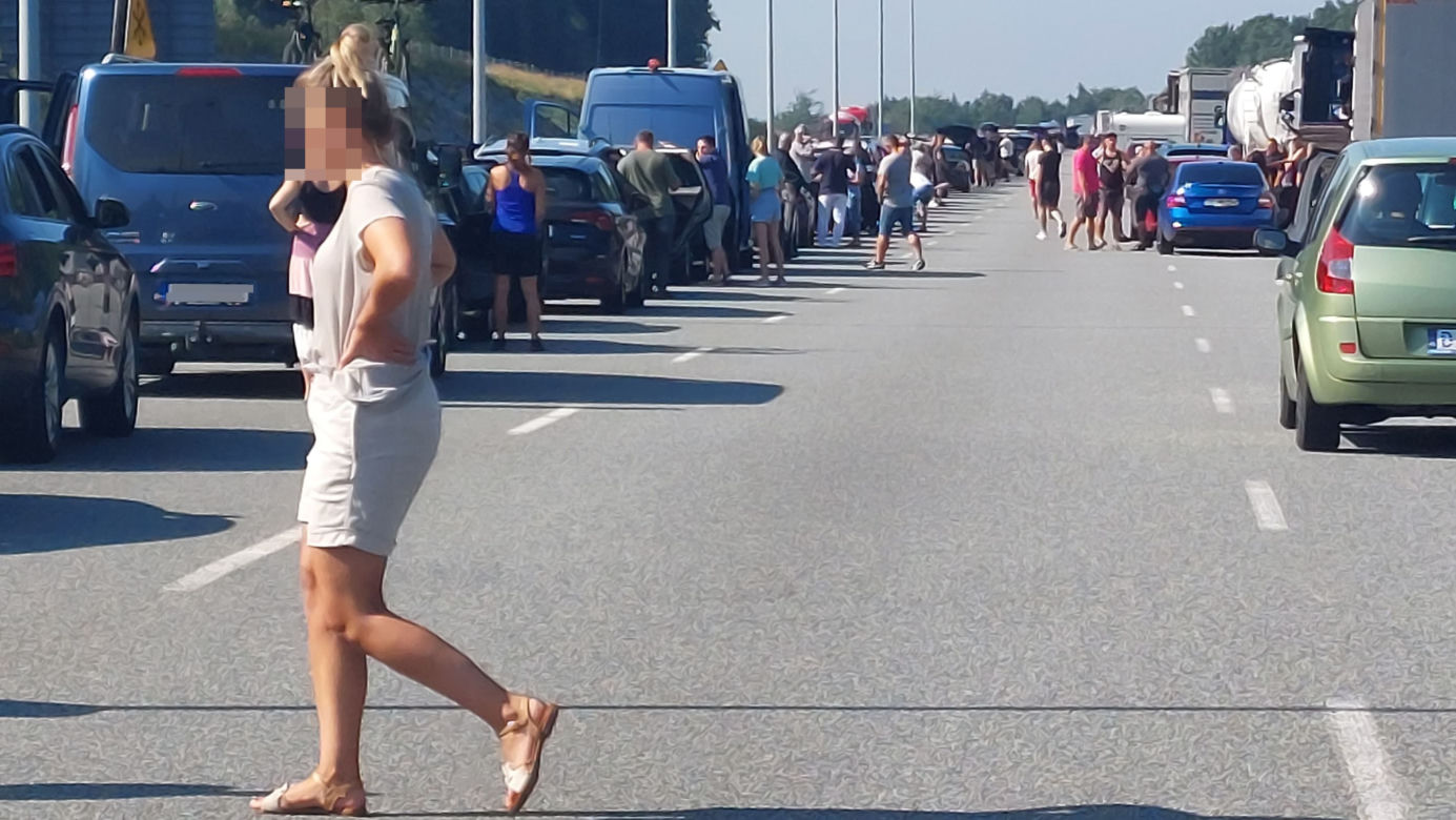 Pożar samochodu na A1. Kierowcy wyszli z aut na jezdnię