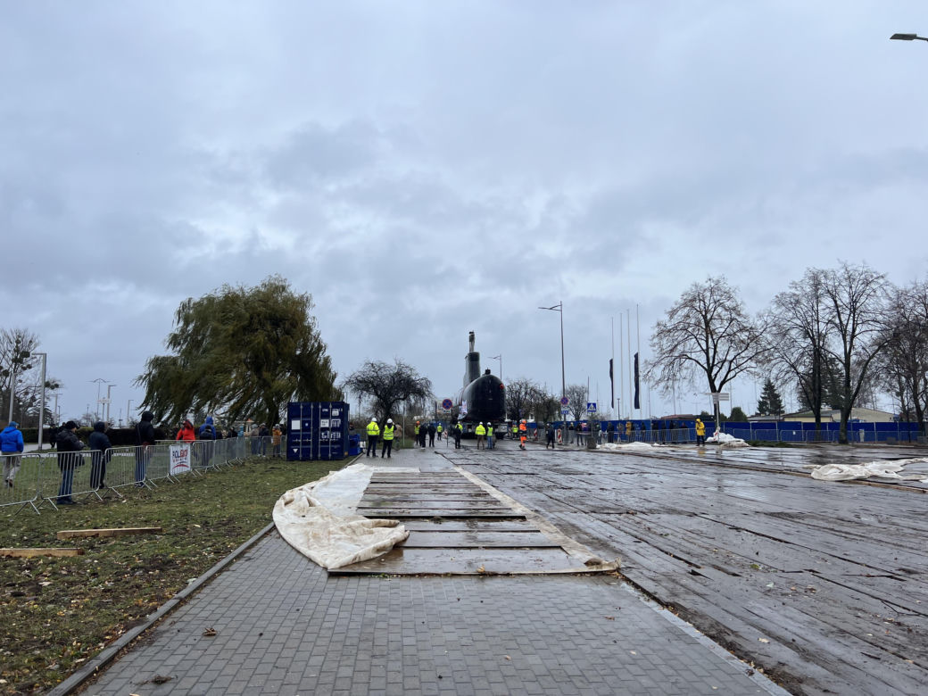 Widowiskowy przejazd Sokoła w Gdyni. Te zdjęcia zapierają dech w piersiach!