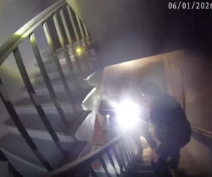 Policjanci wynieśli niepełnosprawnego mężczyznę z pożaru