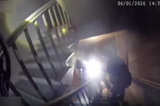 Policjanci wynieśli niepełnosprawnego mężczyznę z pożaru