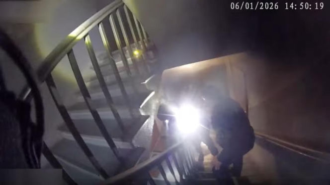 Policjanci wynieśli niepełnosprawnego mężczyznę z pożaru