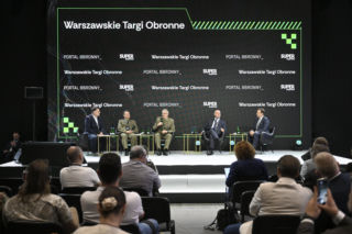 Warszawskie Targi Obronne. Scena Biała Rozmowa kontrolowana? Łączność cywilna i wojskowa a zagrożenia hybrydowe