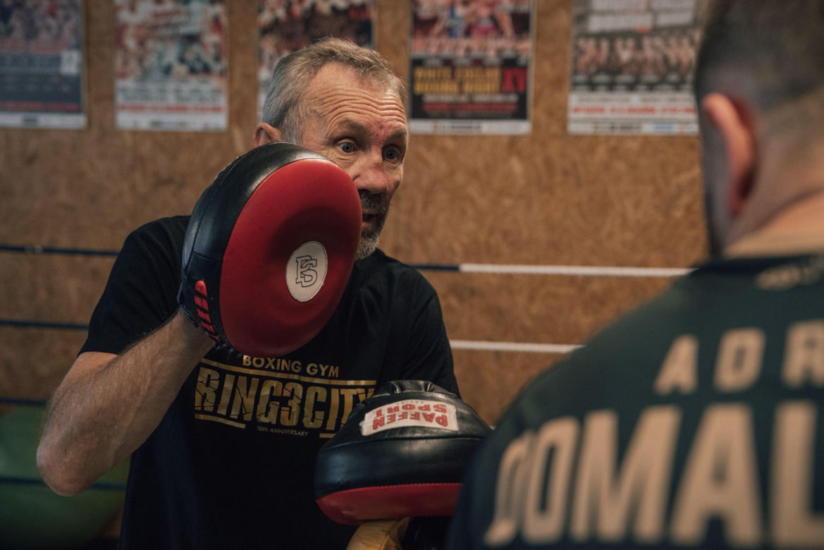Waldemar Nawrocki i Adrian Domalewski pomagają Anielce