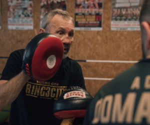 Waldemar Nawrocki i Adrian Domalewski pomagają Anielce