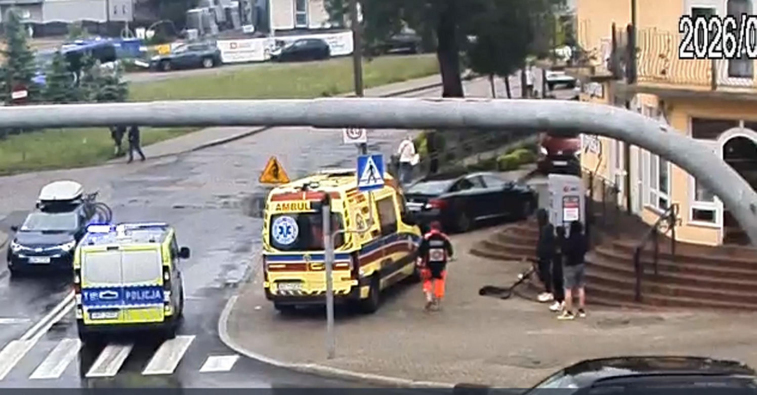 Nastolatek huknął hulajnogą w busa