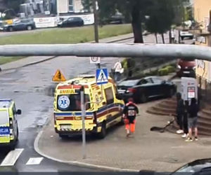 Nastolatek huknął hulajnogą w busa