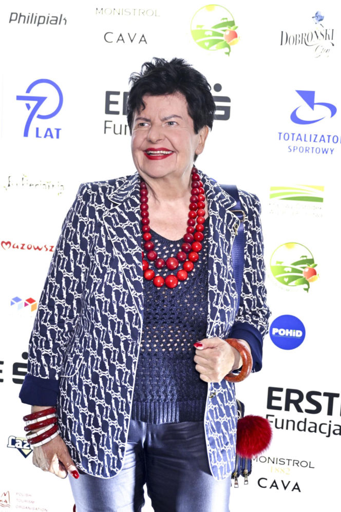 Joanna Senyszyn w siatkowanej bluzce na imprezie. Pokazała brzuch w odważnej stylizacji