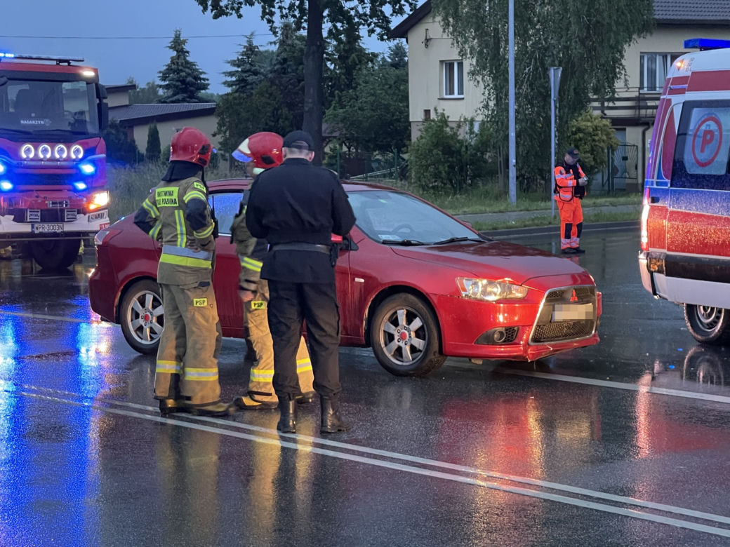 Dramatyczny wypadek w Starej Wsi. Motorowerzysta wymusił pierwszeństwo. Zmarł w szpitalu