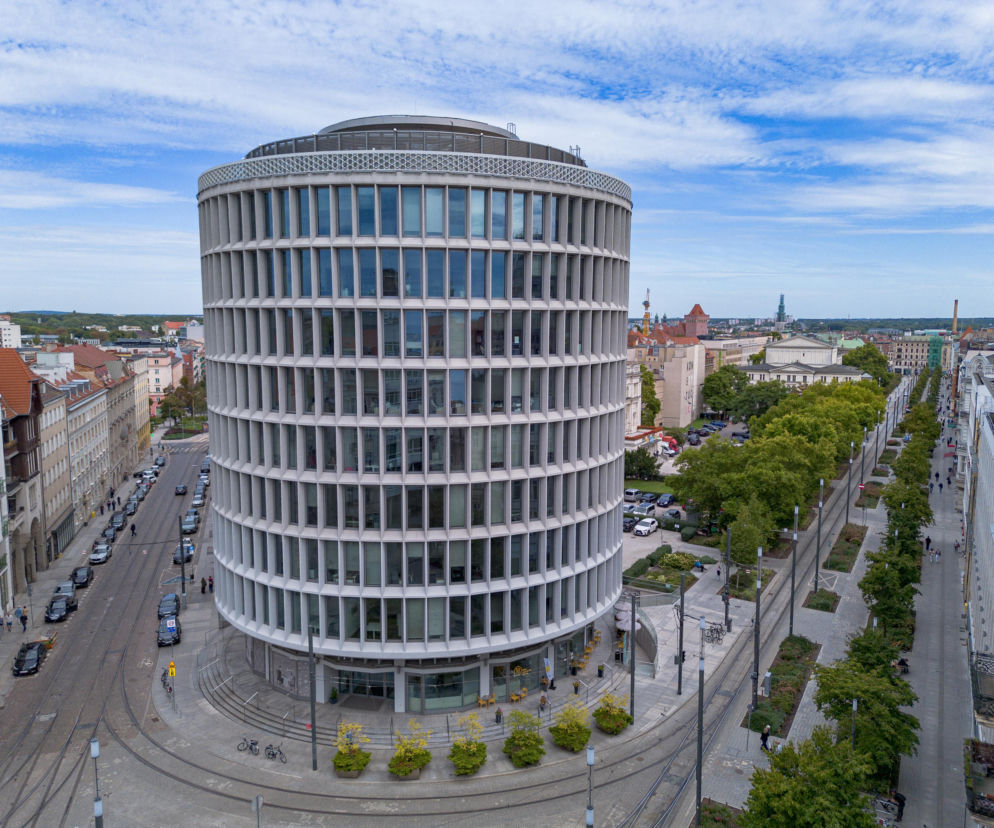 Biurowiec Okrąglak w Poznaniu widziany z góry. O historii modernistycznego walca przeczytasz na portalu Architektura.