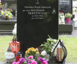Grób gen. Skrzypczaka w pierwszą rocznicę śmierci