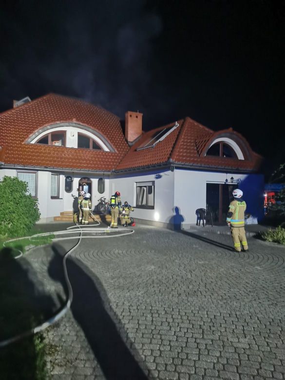 Dramatyczna akcja gaśnicza. W środku płonącego domu znaleźli zwęglone ciało