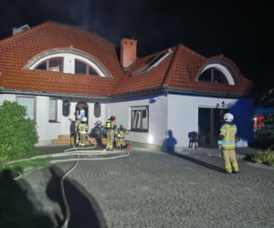 Dramatyczna akcja gaśnicza. W środku płonącego domu znaleźli zwęglone ciało