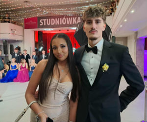 Tak bawili się maturzyści na studniówce skarżyskiego Erbla. Kreacje jak z czerwonego dywanu