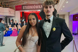 Tak bawili się maturzyści na studniówce skarżyskiego Erbla. Kreacje jak z czerwonego dywanu