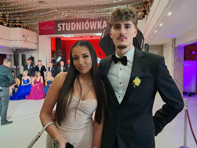 Tak bawili się maturzyści na studniówce skarżyskiego "Erbla". Kreacje jak z czerwonego dywanu