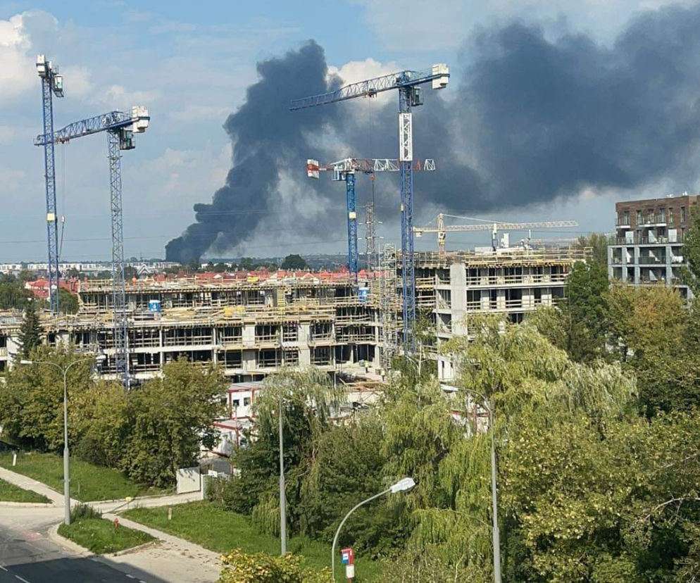 Czarny dym na Lublinem. Na miejscu pracują strażacy