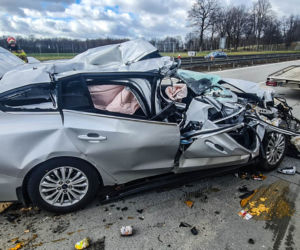 Ford wbił się pod ciężarówkę na A4. Została z niego kupa złomu