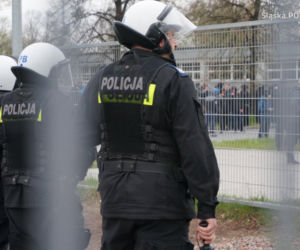 Zabrze: Starcie kiboli z policją. W ruch poszły kamienie, butelki i kostka brukowa