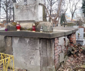 Groby na cmentarzu Rakowickim w opłakanym stanie. Niektóre z nich są... otwarte [ZDJĘCIA, AUDIO]