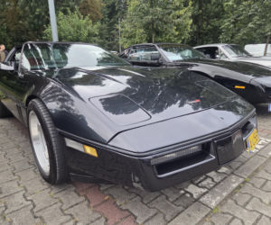 Motoryzacyjne legendy pod Torbydem. „Bydgoskie Klasyki Nocą” znów przyciągnęły tłumy
