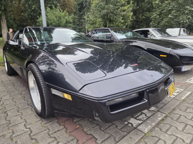 Motoryzacyjne legendy pod Torbydem. „Bydgoskie Klasyki Nocą” znów przyciągnęły tłumy