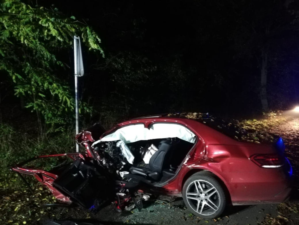 Mercedes Klasy E uderzył w drzewo, nie żyje kierowca