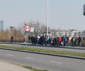 Tłum na przystanku Graniczna