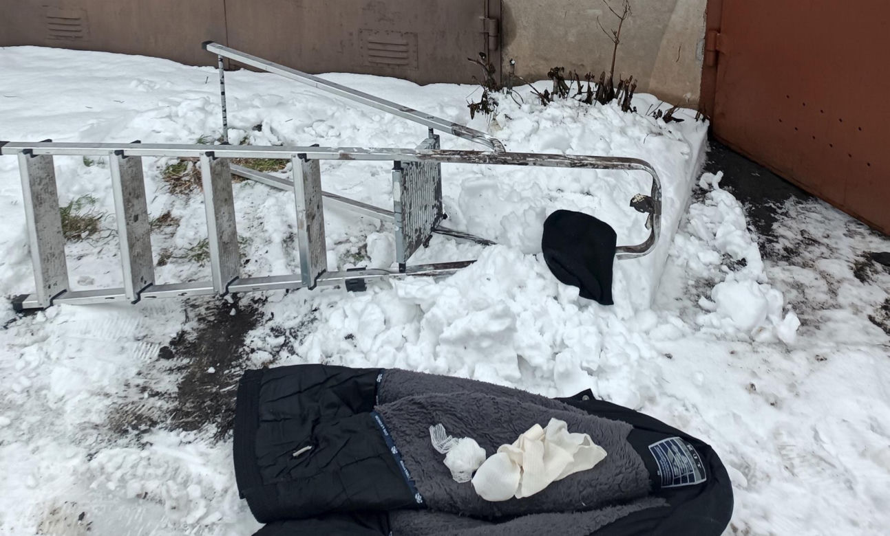 Koszmarny wypadek 69-letniego emeryta z Siedlec. Odśnieżał dach spadł z drabiny zmarł w szpitalu. 