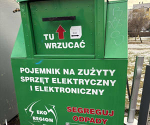 Doda cudem uniknęła śmierci! Właścicielka wyrzuciła ją do kontenera na elektrośmieci