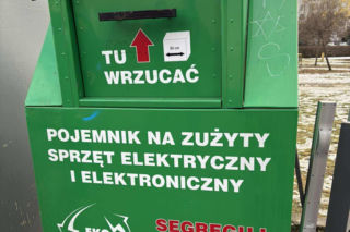 Doda cudem uniknęła śmierci! Właścicielka wyrzuciła ją do kontenera na elektrośmieci